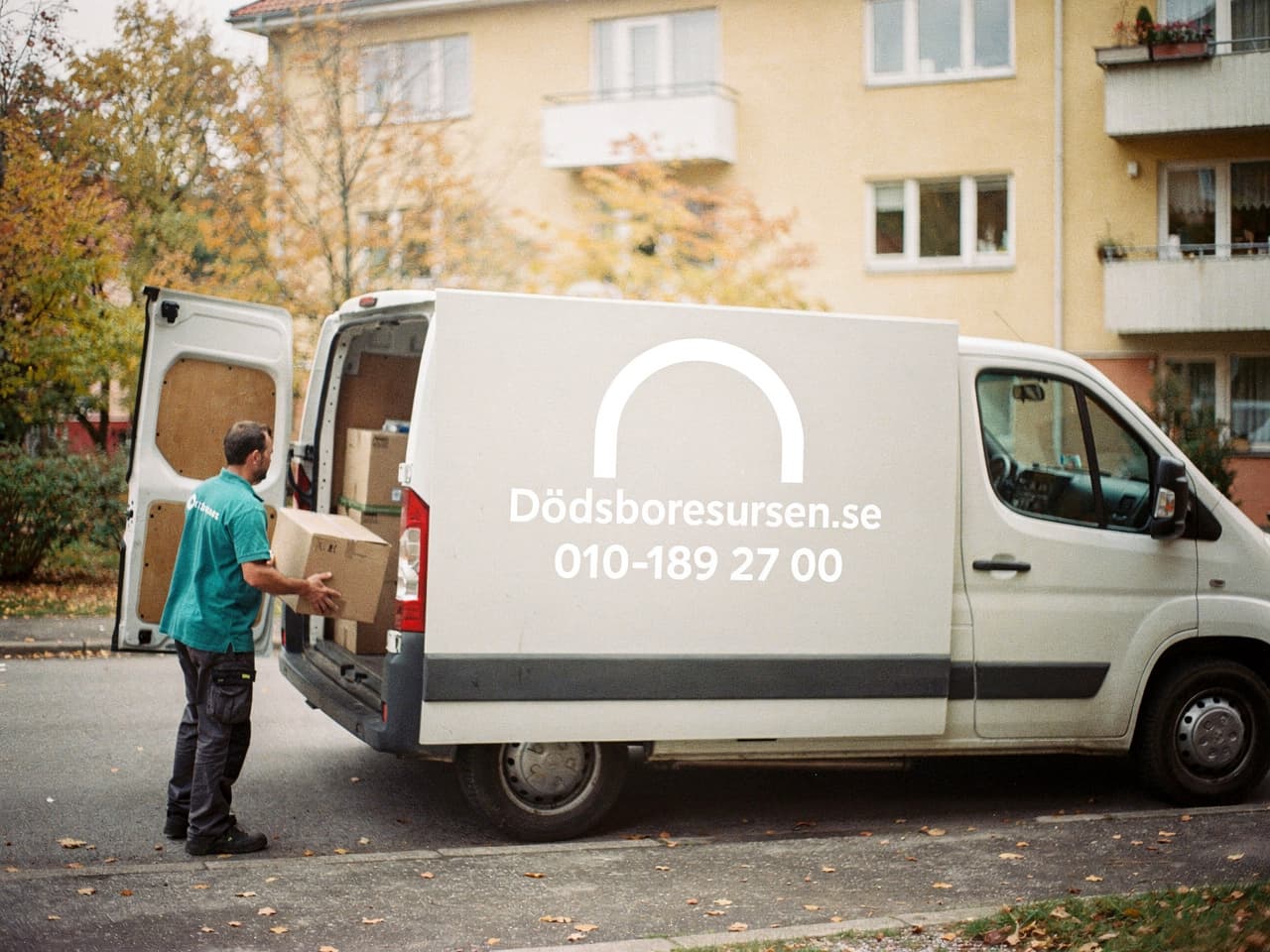 Dödsboresursens servicebil på en bostadsgata i Eskilstuna