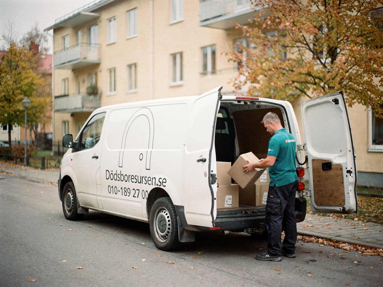 Dödsboresursens servicebil på en gata i Gävle