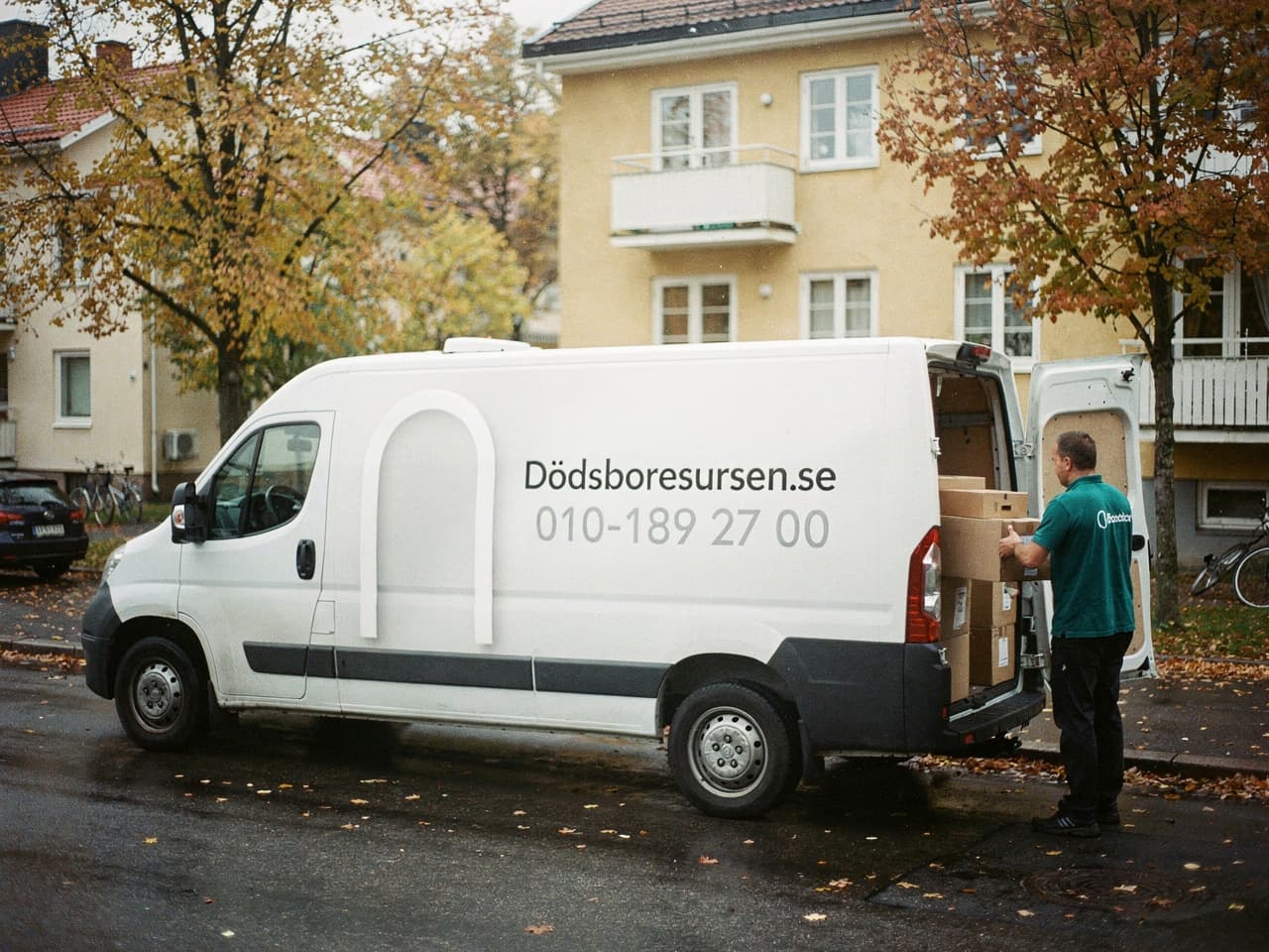 Dödsboresursens servicebil på en bostadsgata i Halmstad