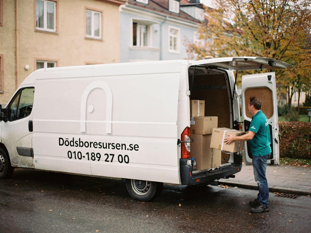 Dödsboresursens servicebil på en bostadsgata i Jönköping
