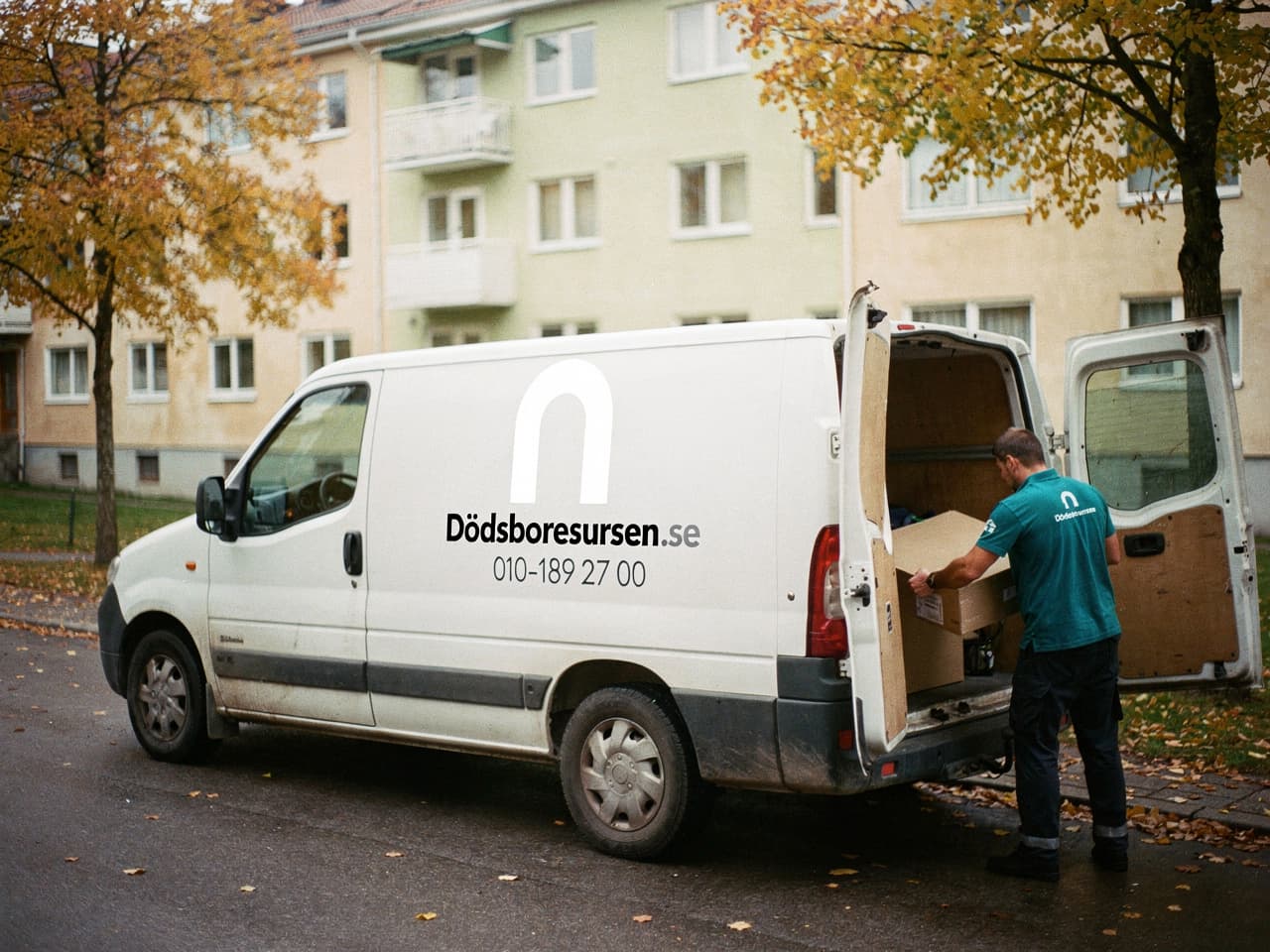 Dödsboresursens servicebil på en bostadsgata i Kalmar