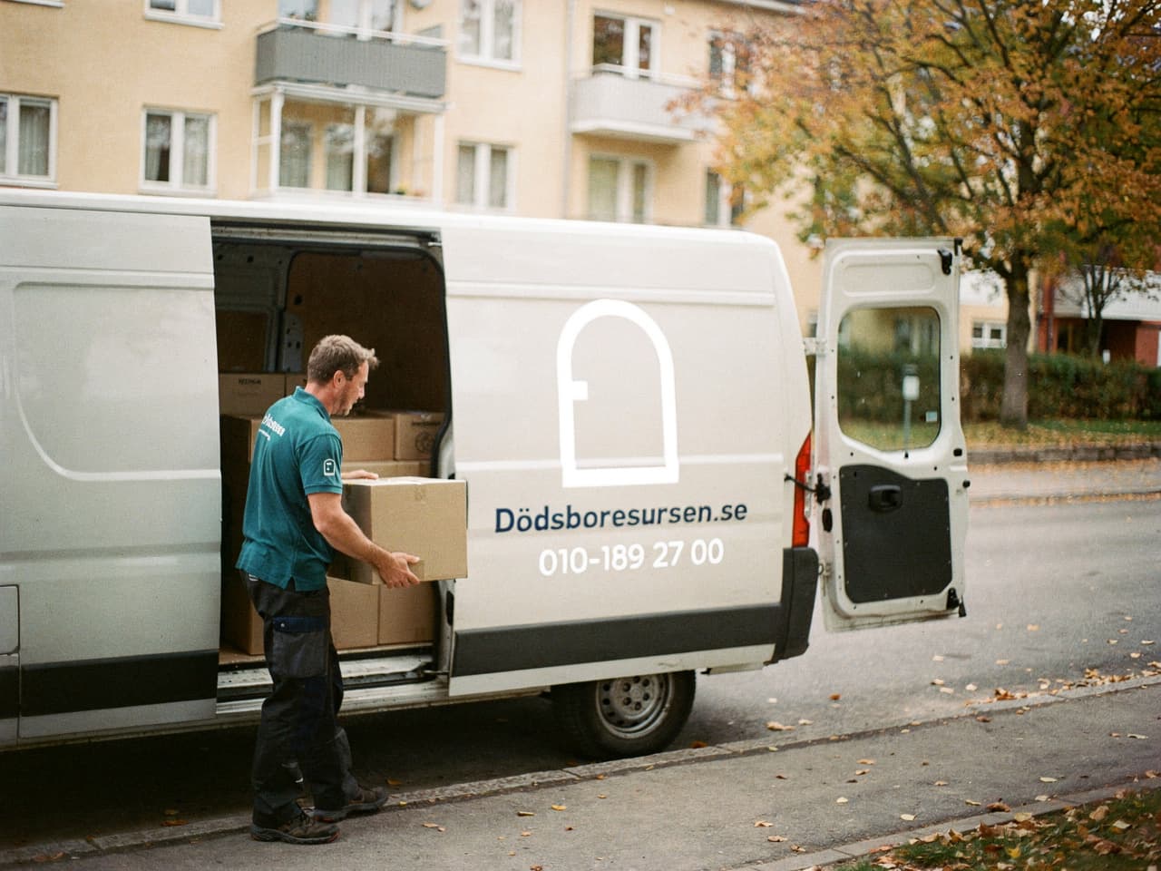 Dödsboresursens servicebil på en gata i Karlstad