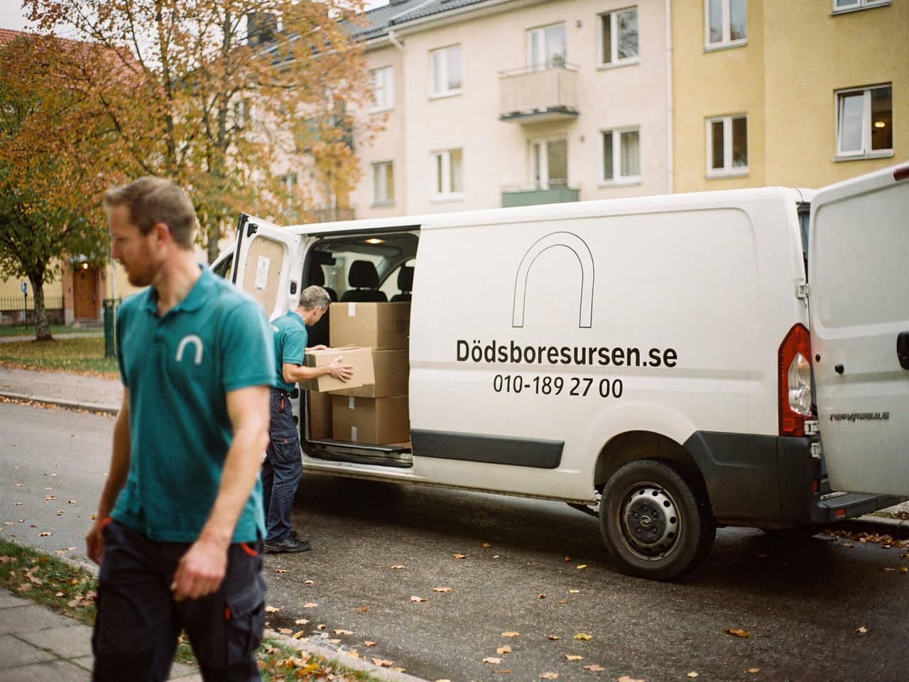 Dödsboresursens servicebil på en bostadsgata i Kristianstad