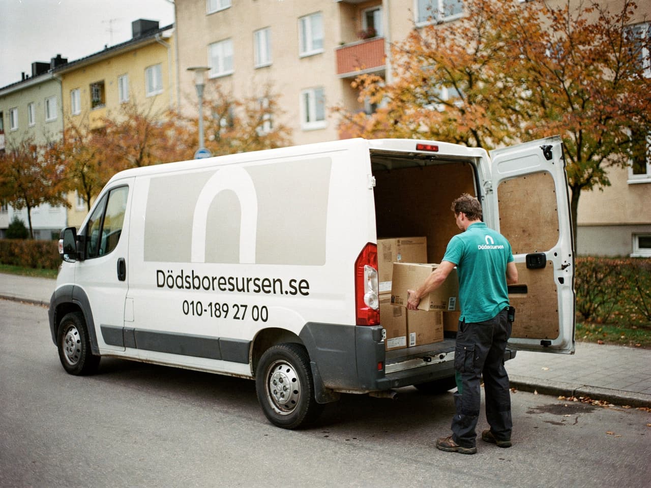 Dödsboresursens servicebil på en gata i Luleå