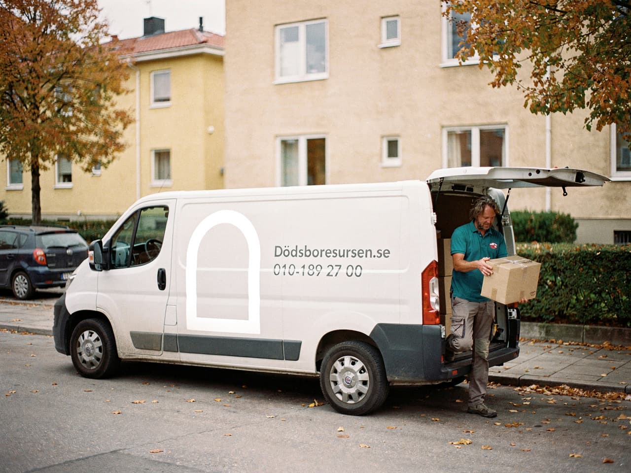 Dödsboresursens servicebil på en bostadsgata i Malmö