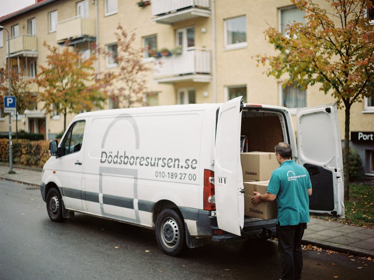 Dödsboresursens servicebil på en bostadsgata i Mölndal