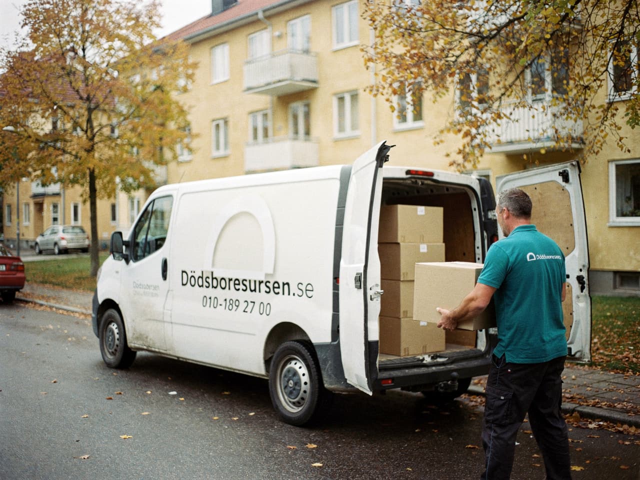 Dödsboresursens servicebil på en bostadsgata i Norrköping