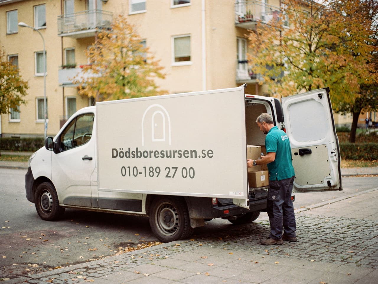 Dödsboresursens servicebil på en gata i Örebro