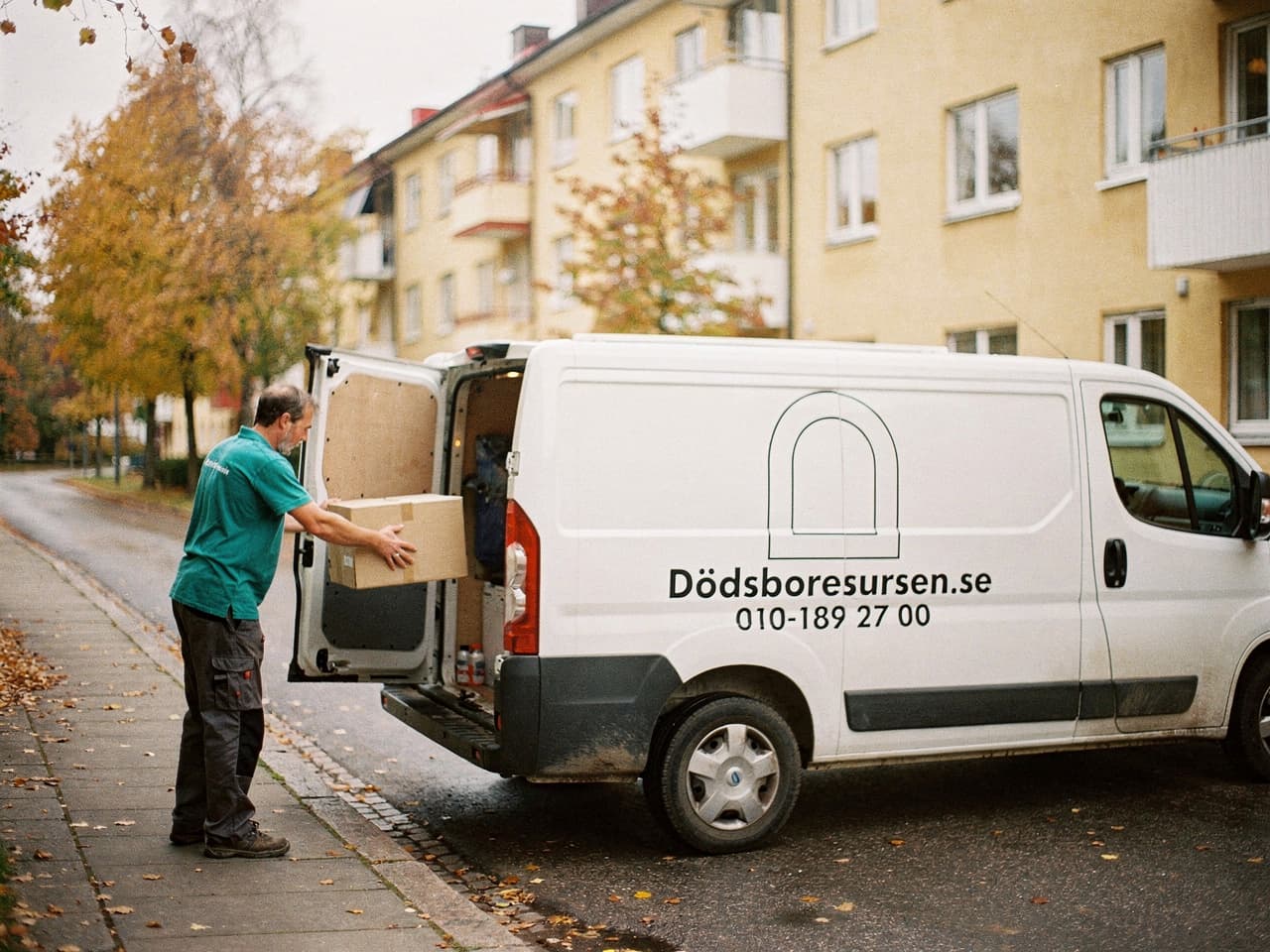 Dödsboresursens servicebil på en bostadsgata i Partille
