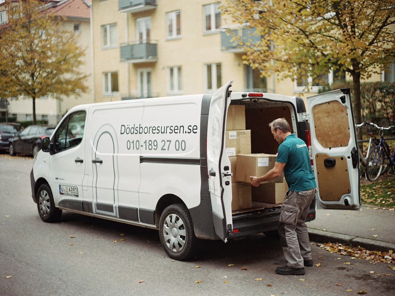 Dödsboresursens servicebil på en bostadsgata i Stockholm