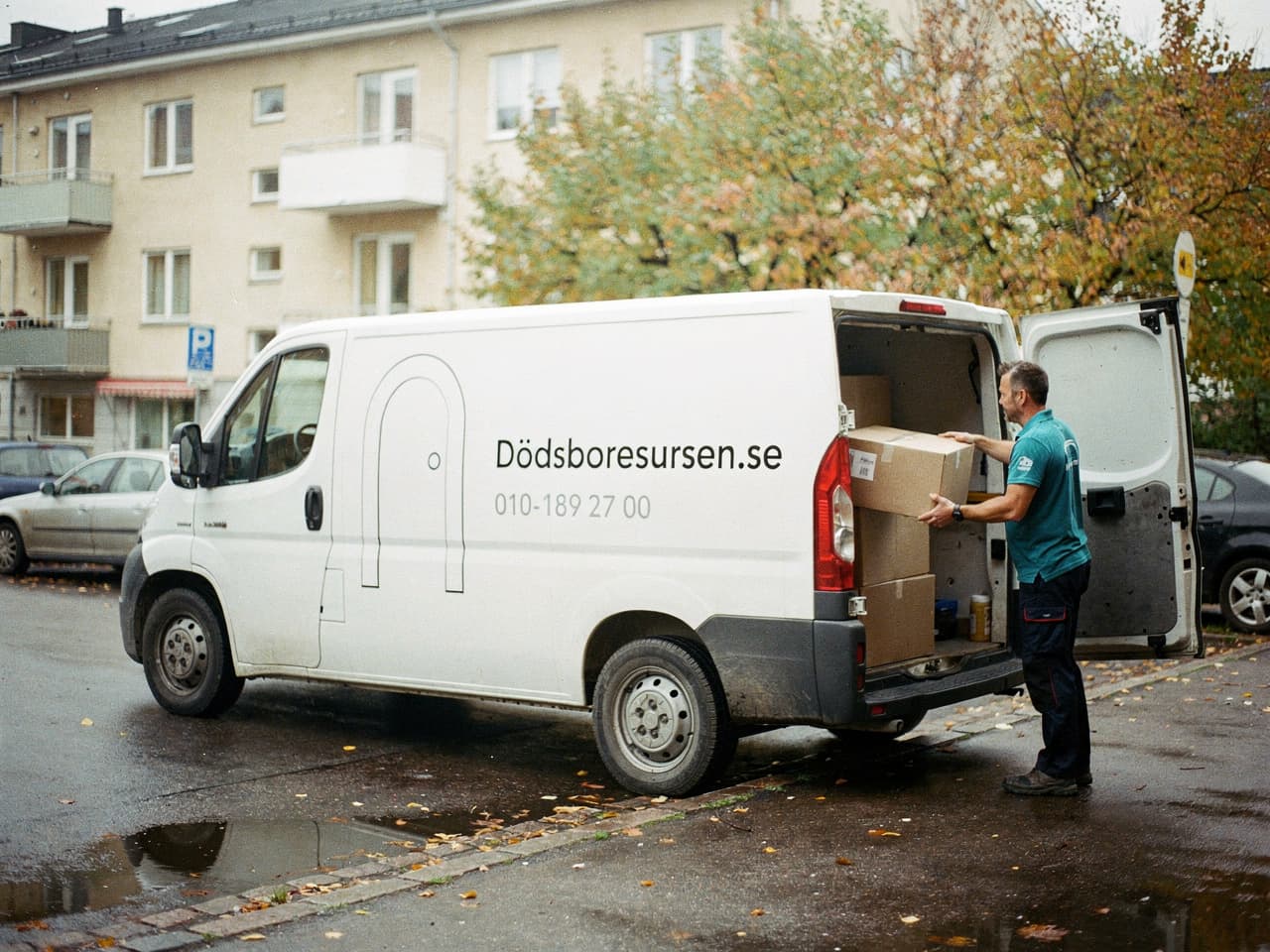 Dödsboresursens servicebil på en gata i Trollhättan