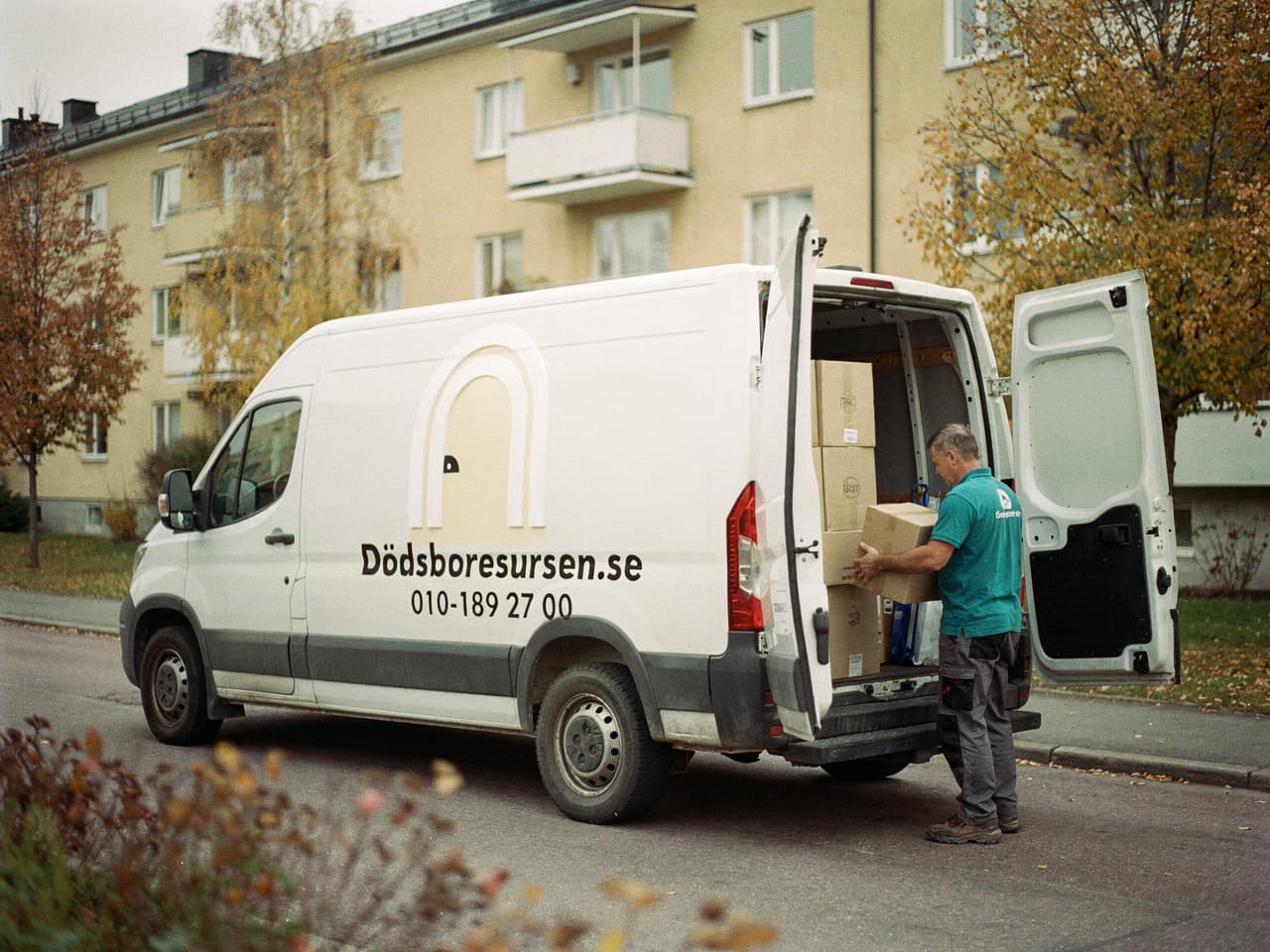 Dödsboresursens servicebil på en gata i Västerås