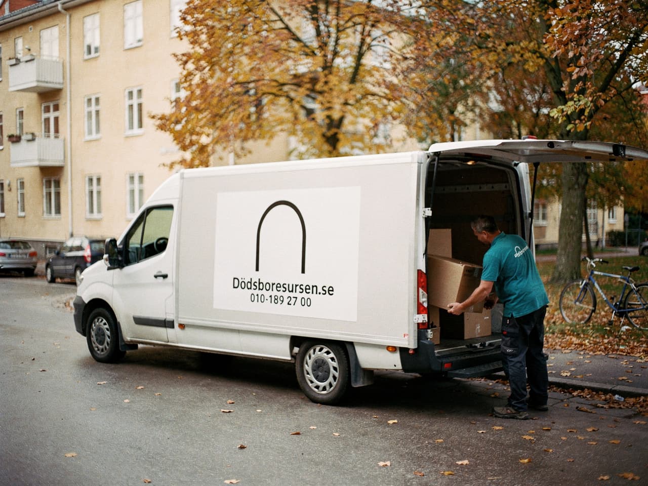 Dödsboresursens servicebil på en bostadsgata i Växjö